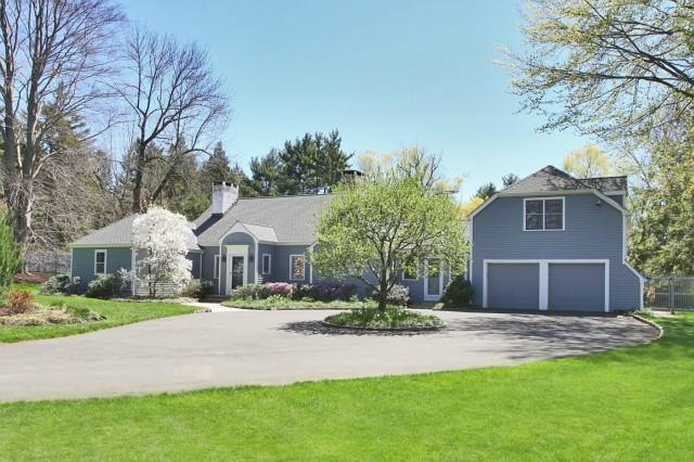 Sophisticated rambling ranch close to town