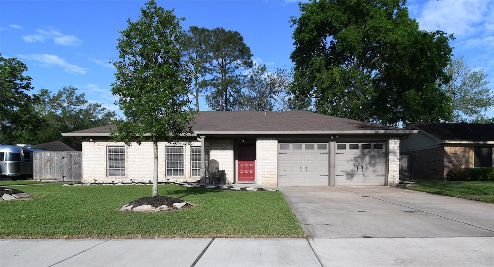 1910 Kings Ln, Alvin, TX 77511 - photo 1