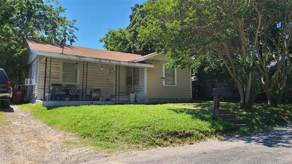 505 Cherry St, Bonham, TX 75418 - photo 1