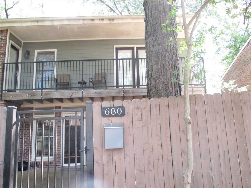 2 Story townhome in gated Central Gardens Sq.