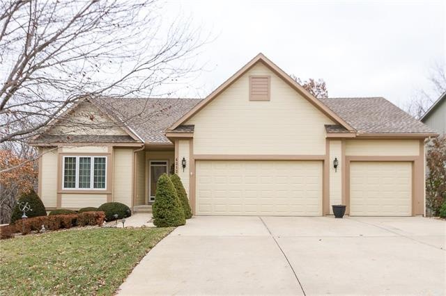 Welcome to 6212 W 155th Street, located in Overlan