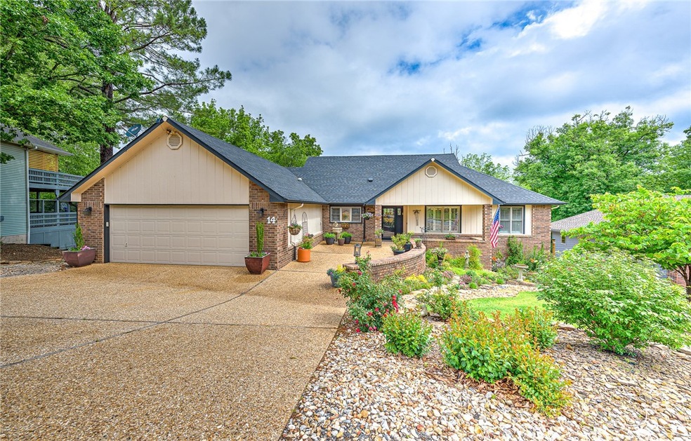Beautifully landscaped, elegantly updated Golf Fro