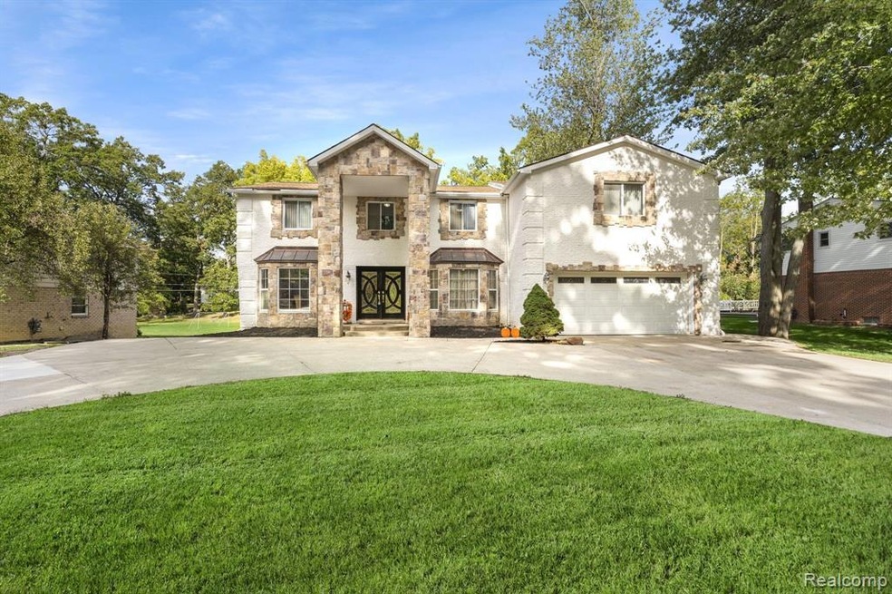 Welcome Home! 28787 Brooke Circle, Grosse Ile