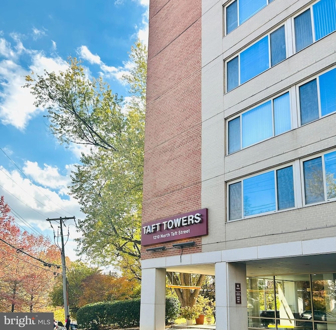 Taft Towers unit 903, Arlington, VA 22201 - photo 1