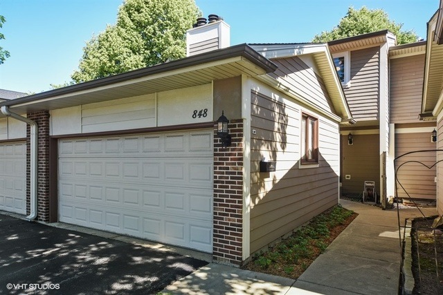 Spacious 4 bedroom / 2 1/2 bathroom townhome in de