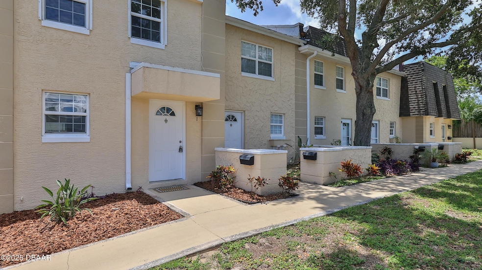 437 N Oleander-2