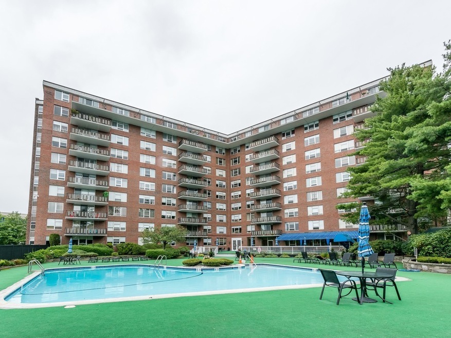 Imperial Towers unit 112, Chestnut Hill, MA 02467 - photo 1