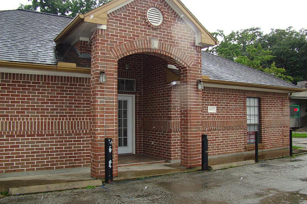 1005 W 34th St, Houston, TX 77018 - photo 1