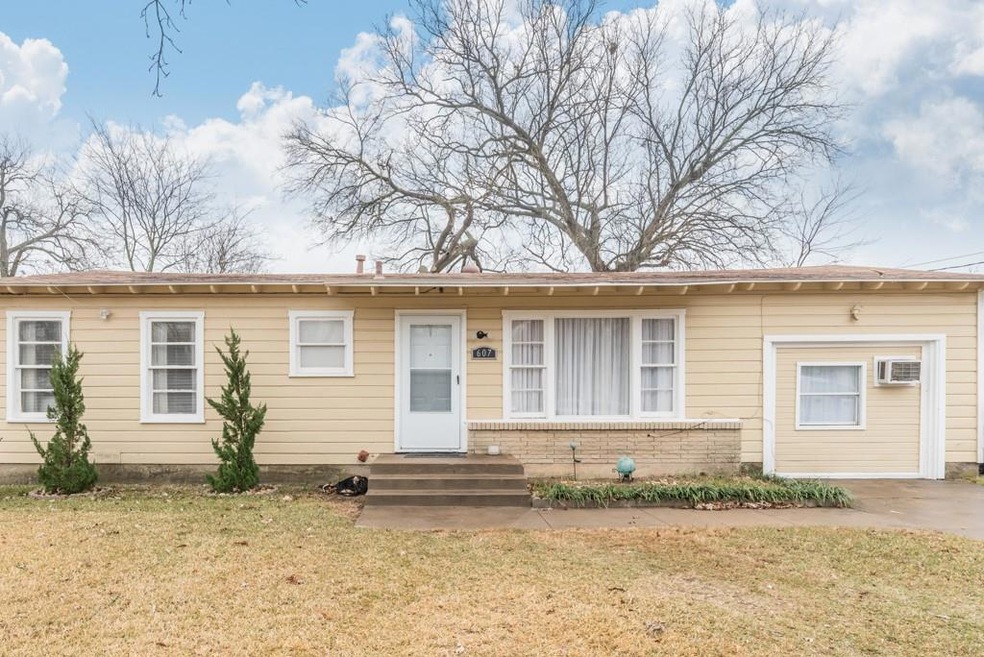 607 Graham St, Cleburne, TX 76033 - photo 1