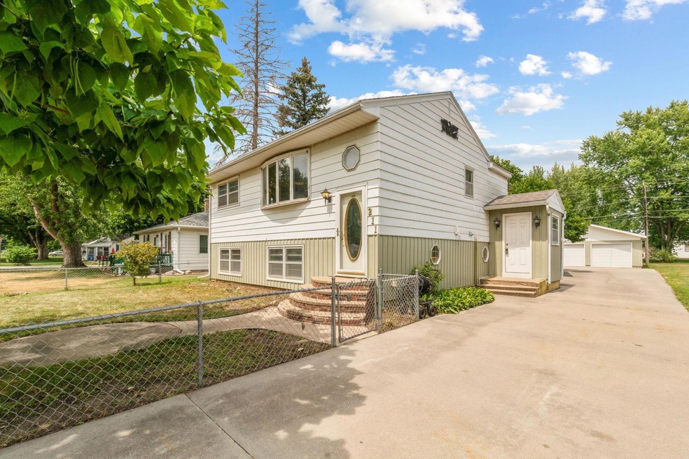 211 Toneff Dr, Elk Run Heights, IA 50707 MLS NBR20233226