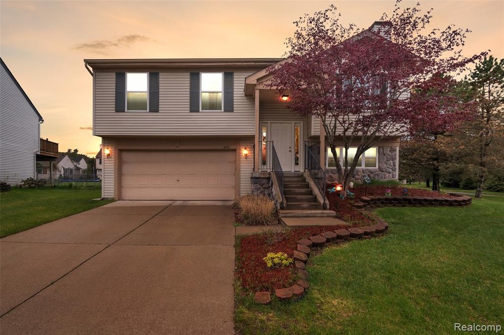 1070 Princeton Dr unit 41, Waterford, MI 48327 - photo 1