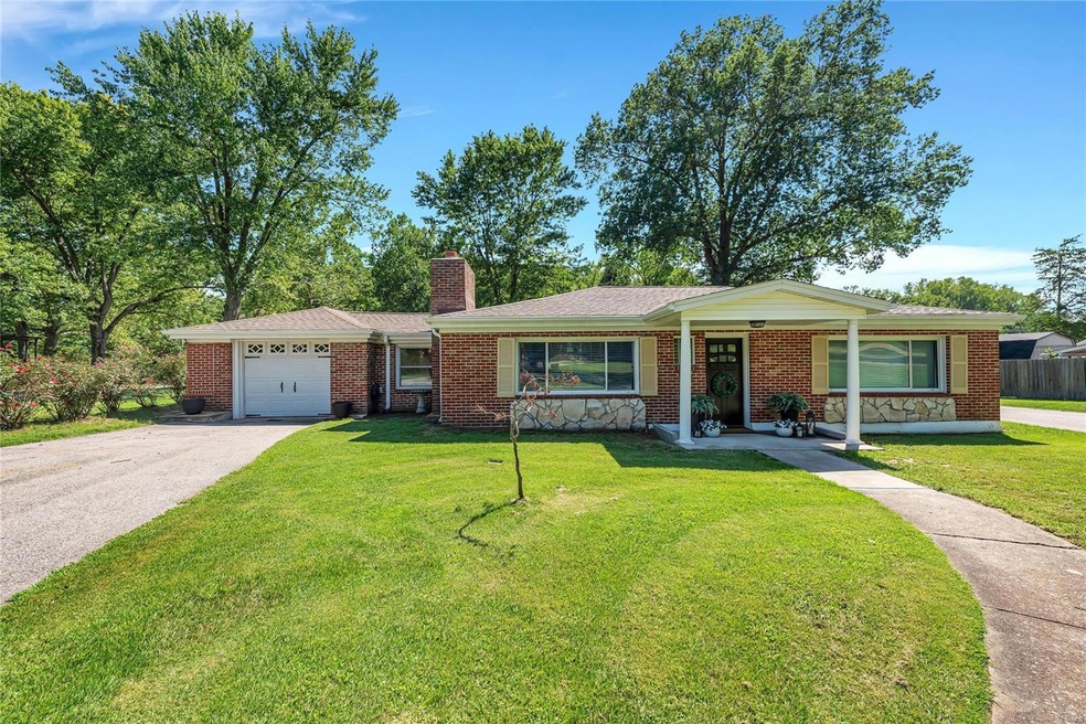 3452 Baumgartner Rd, Saint Louis, MO 63129 - photo 1