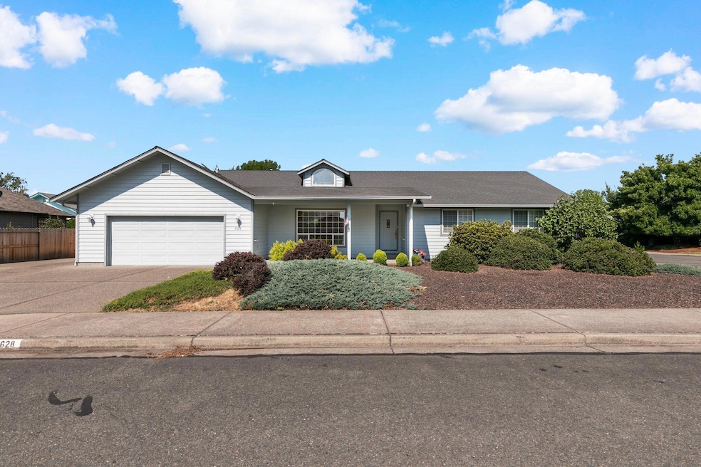 628 SW Leonard St, Grants Pass, OR 97526 - photo 1