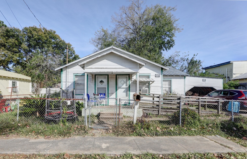 121 E Gilman St -1