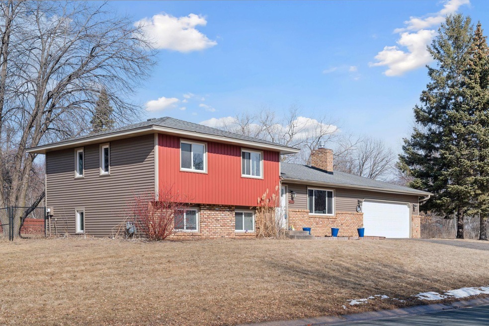 10055 Yorktown Ln N, Maple Grove, MN 55369 - photo 1