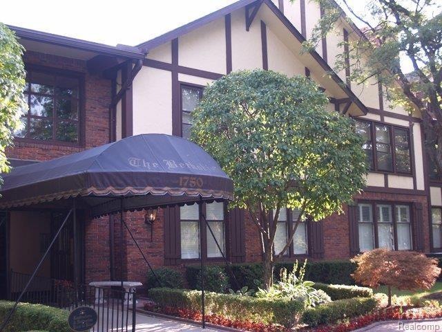 1750 Vernier Rd unit 7, Grosse Pointe Woods, MI 48236 - photo 1