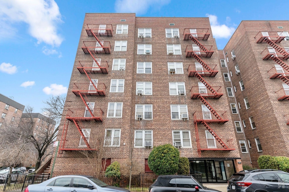 Southridge Cooperative unit 4F, Jackson Heights, NY 11372 - photo 1