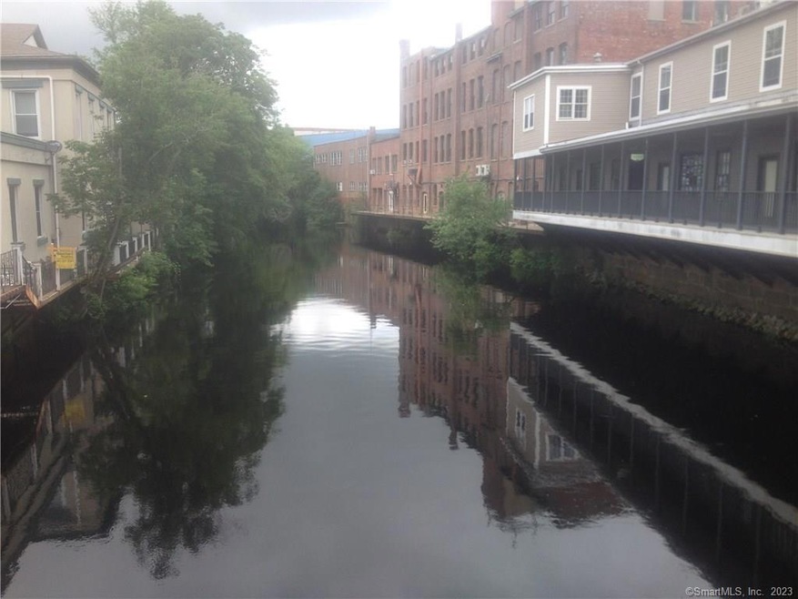 4 Coggswell St unit 10, Pawcatuck, CT 06379 - photo 1