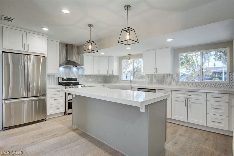 LUXURY KITCHEN, QUARTZ COUNTER TOP, CUSTOM CABINET
