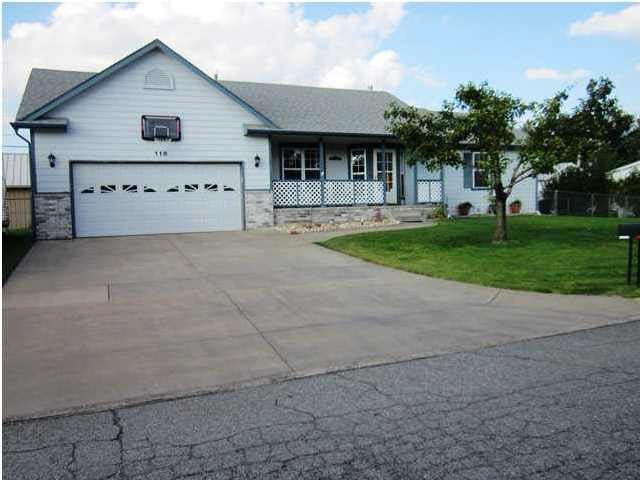 BEATIFUL HOME! Sits on 2 FENCED LOTS! Enjoy EASY M