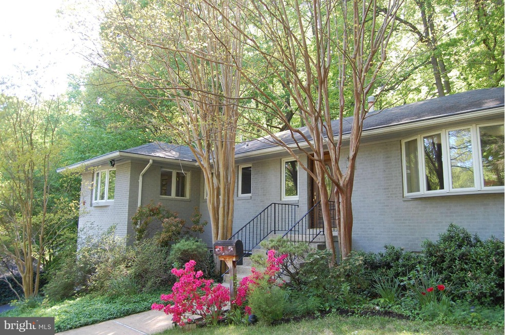 6365 Lakeview Dr, Falls Church, VA 22041 - photo 1