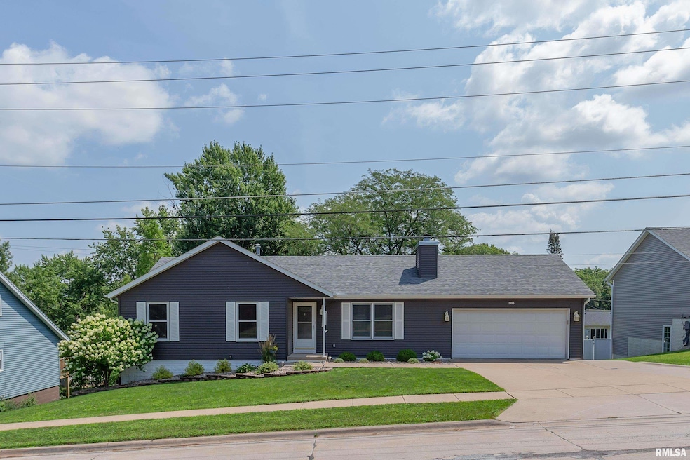 1905 14th St, Bettendorf, IA 52722 - photo 1