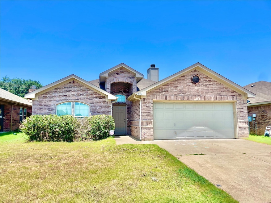 4604 Sapphire Ln, Granbury, TX 76049 - photo 1