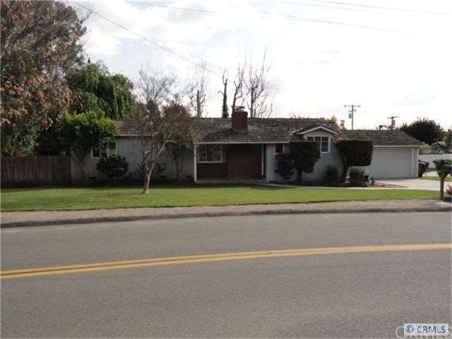 This is a quiet street.  Generous front yard with 