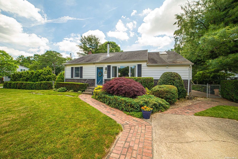 76 Juniper St, Islip, NY 11751 - photo 1