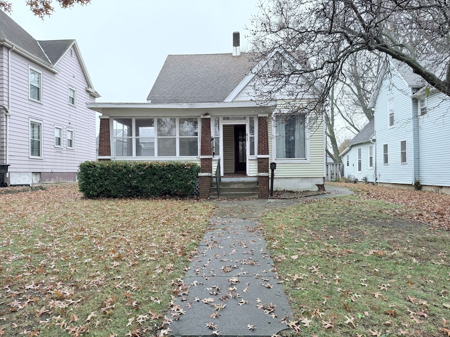 613 N Center St, Clinton, IL 61727 - photo 1