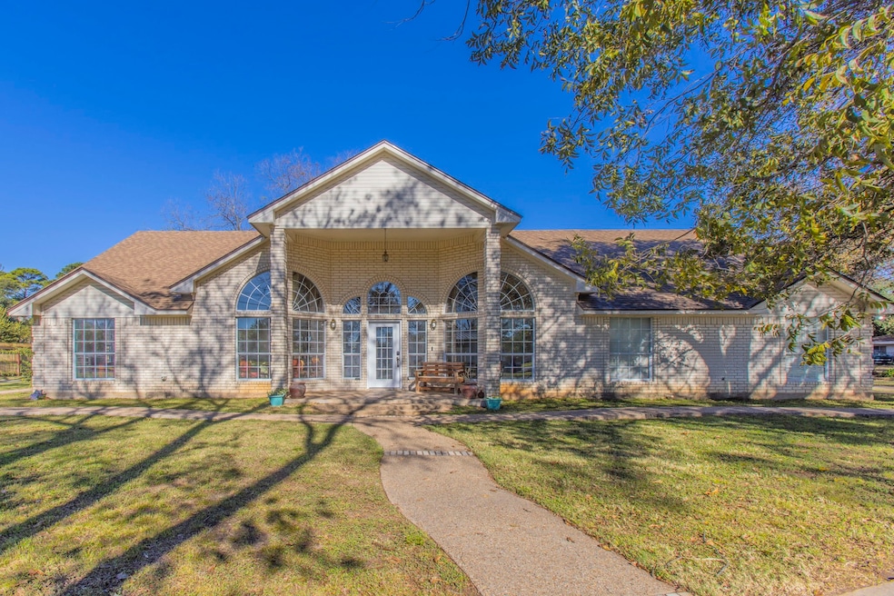 2622 Kendall Ln, Waco, TX 76705 - photo 1
