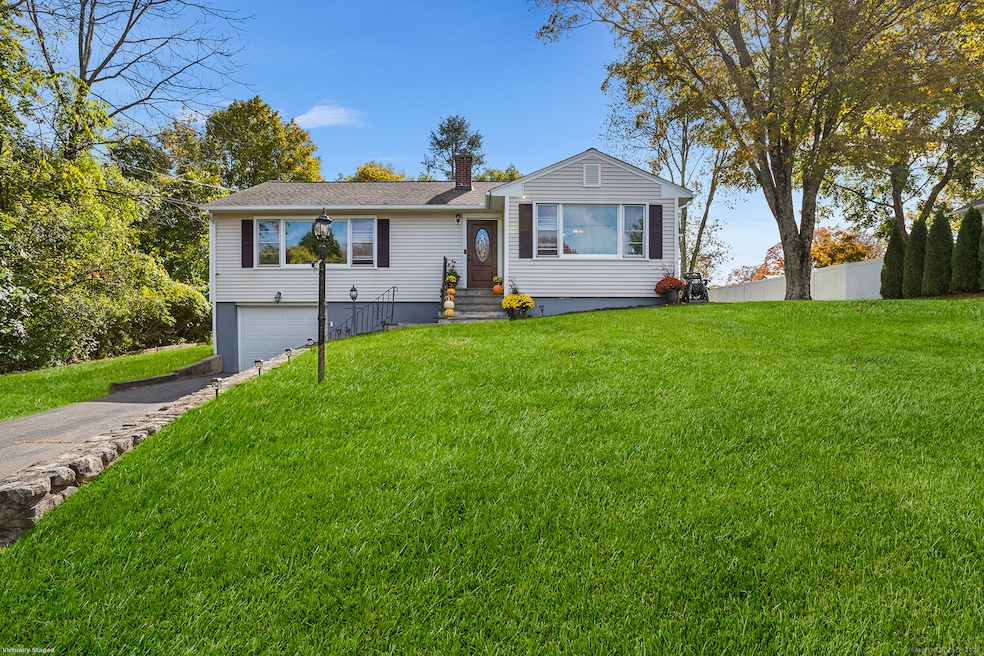 105 Jericho Rd, Middlebury, CT 06762 - photo 1