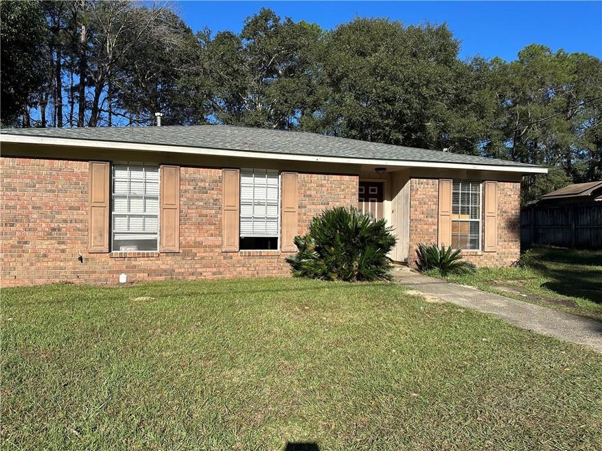 Ranch-style house with a front yard