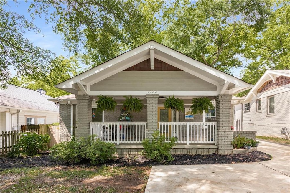 Lovely bungalow with beautiful landscaping, large 