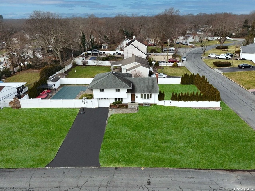 40 Balsam Ln, ComMacK, NY 11725 - photo 1