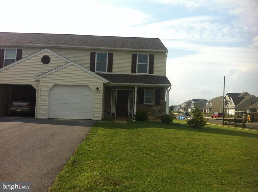 586 Daisy Dr, New Holland, PA 17557 - photo 1