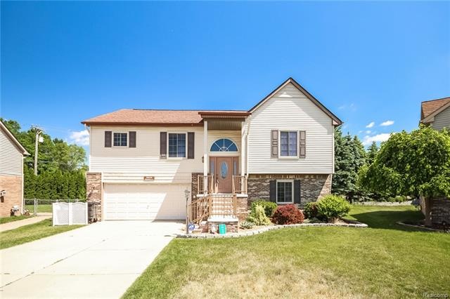 Welcome home to 38436 Emerald Lane North!