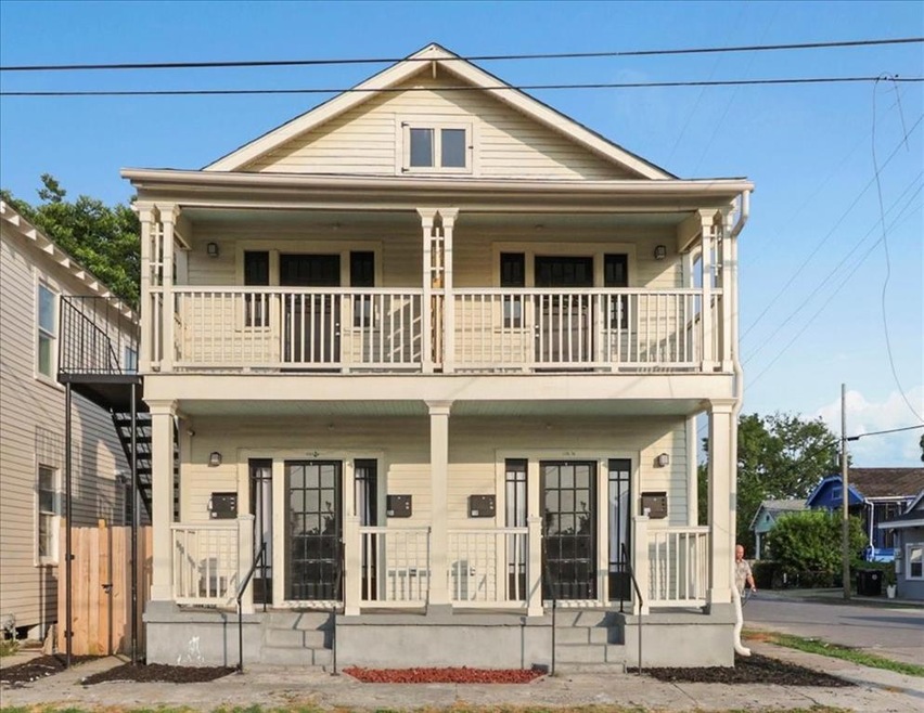 Lower level, right unit