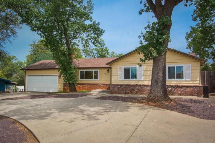 1464 Mistletoe Ln, Redding, CA 96002 - photo 1