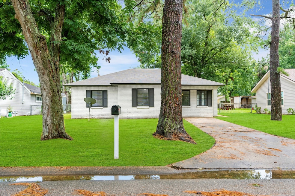 1104 Southampton St, Angleton, TX 77515 - photo 1