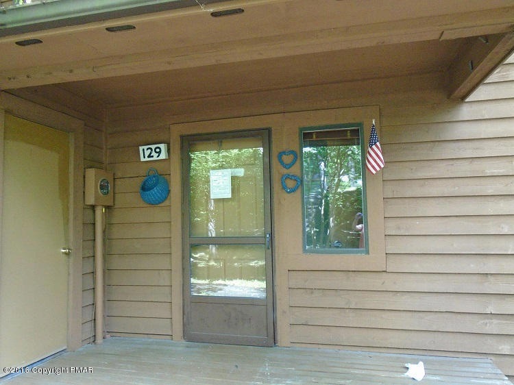 129 Meadow View Ct, Bushkill, PA 18324 - photo 1