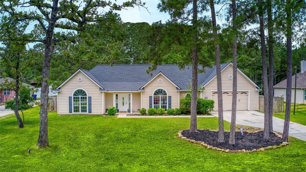 1/2 ACRE with fenced back yard! NEW REFRIGERATOR, WASHER, and DRYER INCLUDED.  You are going to love this 3 Bedroom, 2 Bath, with OVERSIZED 2 Car Garage. You will love this split floor plan with a spacious kitchen open to the family room.  Custom built-in desks in the spacious secondary bedrooms.