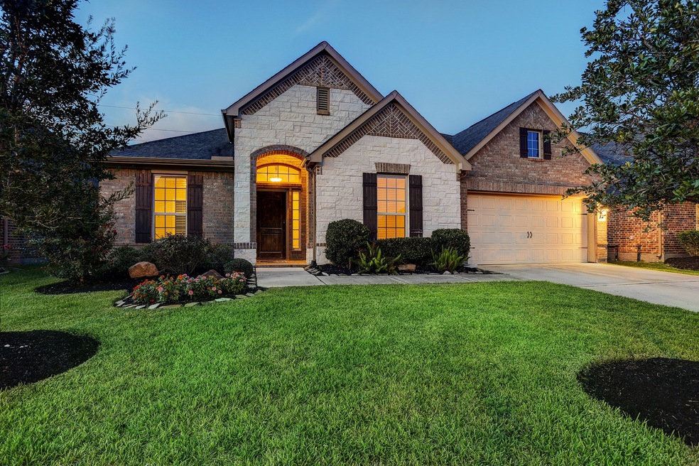 29014 Havenport is located on a quiet street.  Enjoy the freshly manicured front yard.