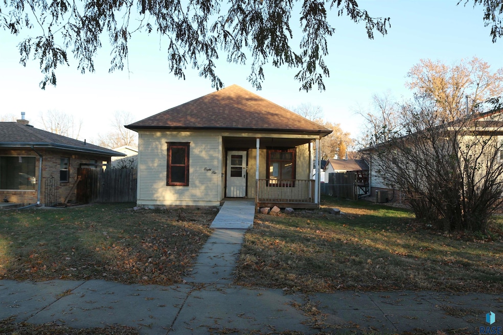 810 Locust St, Yankton, SD 57078 - photo 1