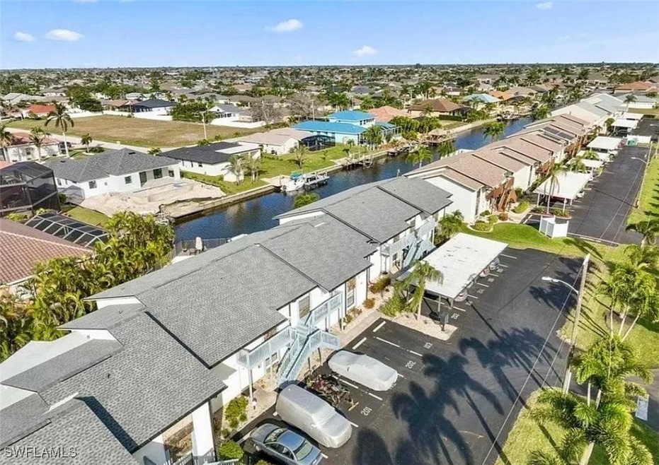 Birds eye view of property featuring a residential