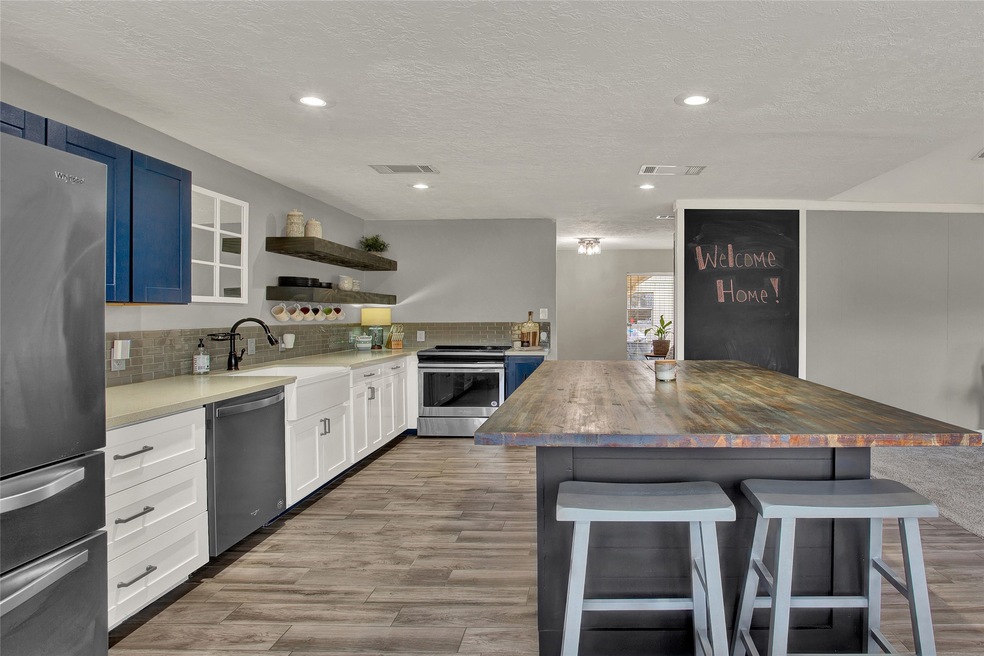 224 E Castle Harbour Dr, Friendswood, TX 77546 - photo 1