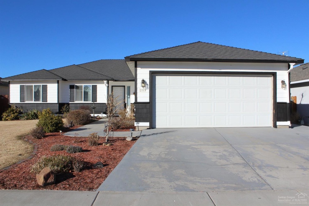 2119 NW Elm Ave, Redmond, OR 97756 - photo 1