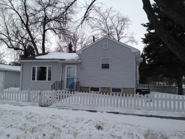 1401 10th Ave S, Grand Forks, ND 58201 - photo 1