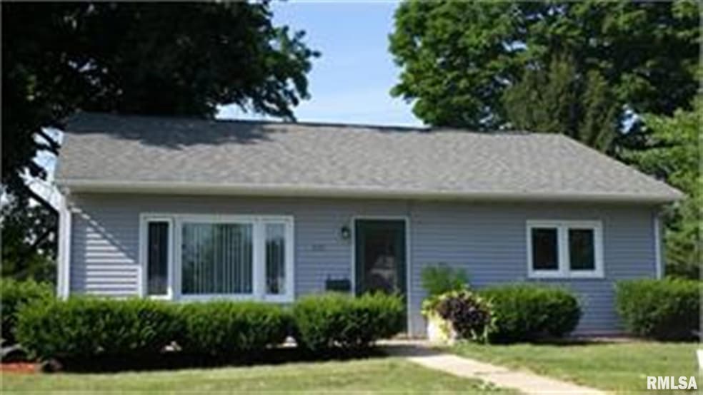 624 4th St, de Witt, IA 52742 - photo 1