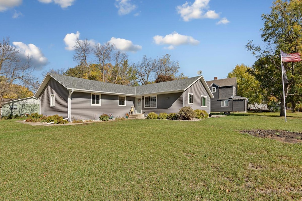 521 12th St, Heron Lake, MN 56137 - photo 1